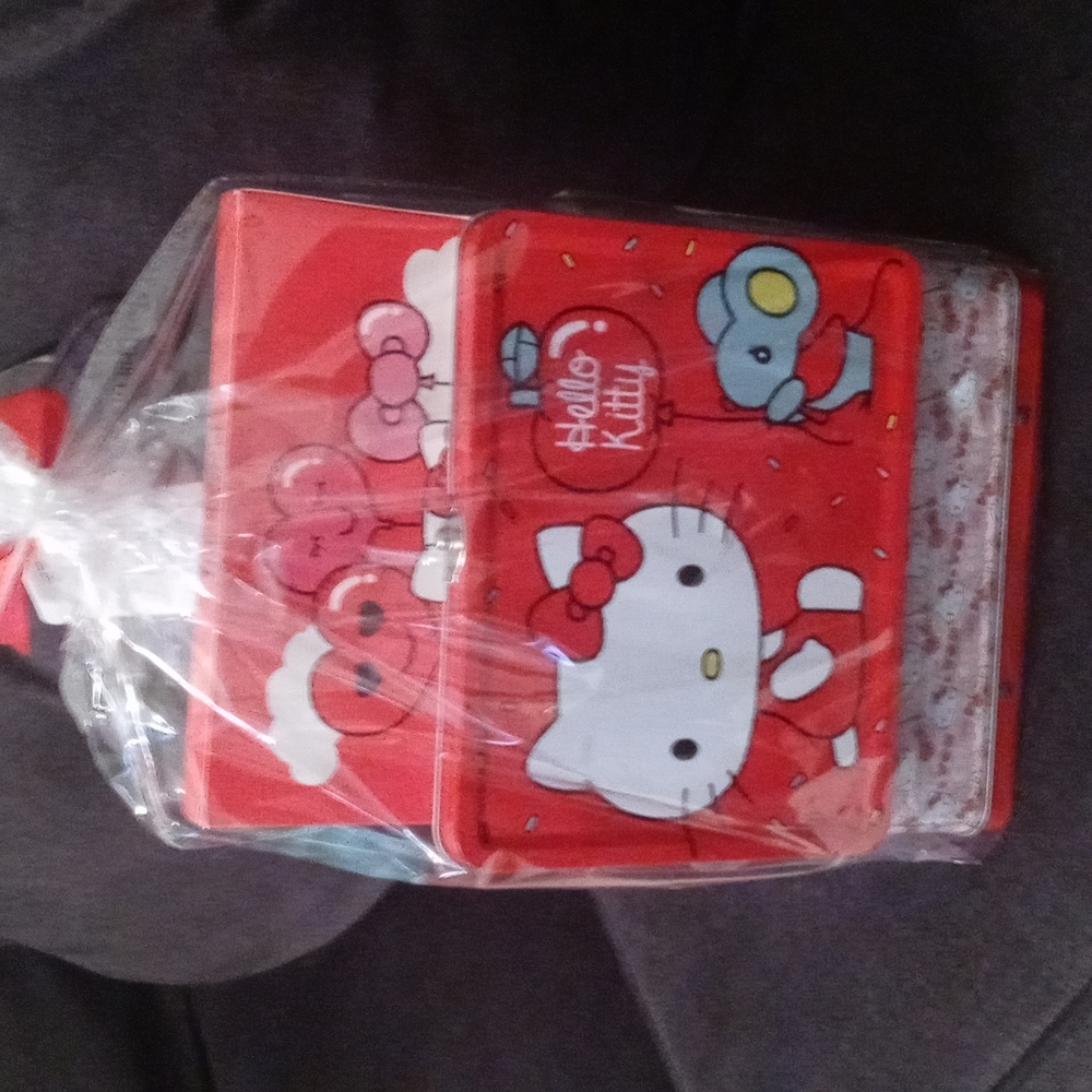 Hello Kitty Valentine's Gift Set 2021 - Picture 5 of 5